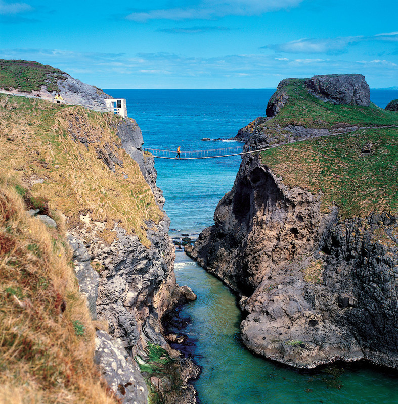 Carrick-a-Rede rope bridge (Copyright TOURISM NI)