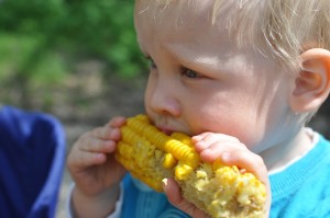 child-eating-Corn